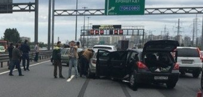 На КАД под Петербургом столкнулось 10 автомобилей