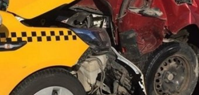 В Москве уснувший водитель такси спровоцировал ДТП