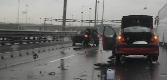 На КАД автоледи на "Лексусе" сбила мужчину: он упал с виадука и погиб