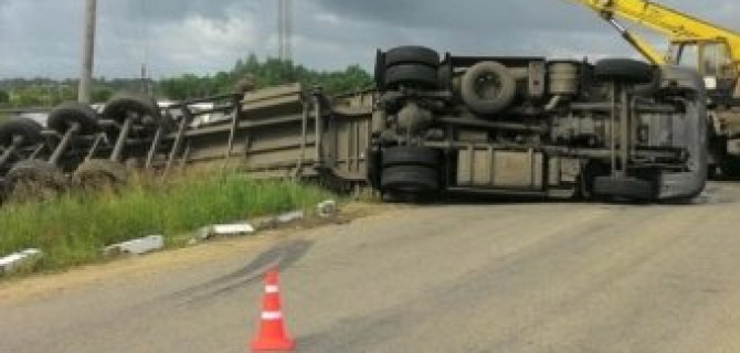 В Ленобласти грузовик выехал на ж/д пути и был сбит поездом