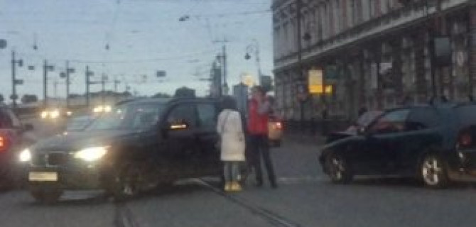 BMW и Mitsubishi столкнулись на перекрестке Шпалерной и Литейного