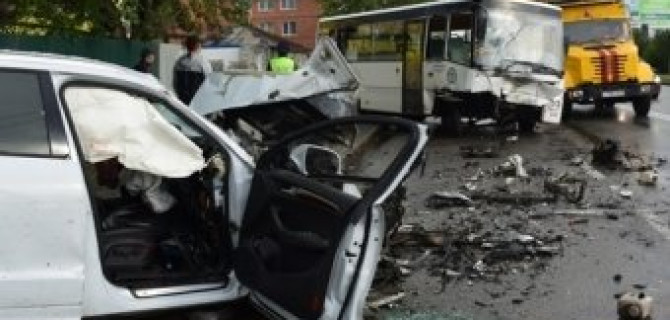 В Екатеринбурге при столкновении Audi и маршрутки пострадали четыре человека