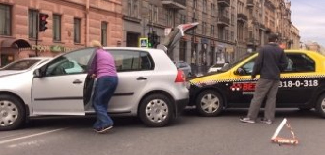 Девушка на "Фольксвагене" притормозила у "пешеходника" и попала в ДТП