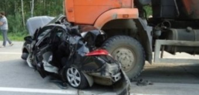 В Нижневартовске КАМАЗ раздавил легковушку: водитель погиб