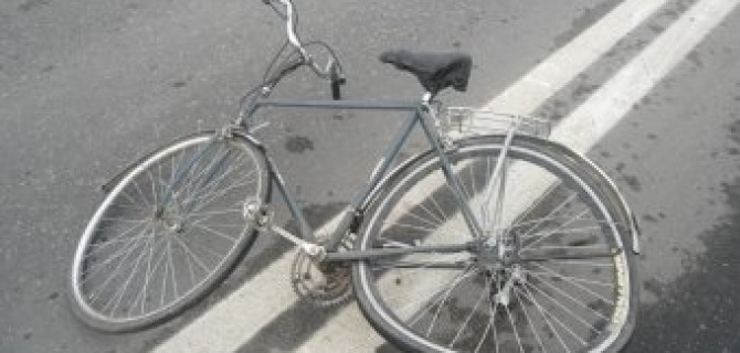 В Ленинградской области водитель без прав сбил трех юных велосипедисток