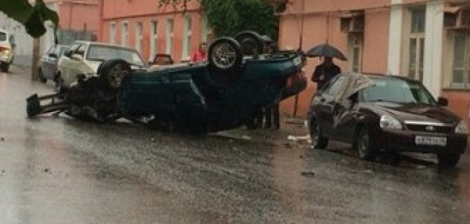 В Ельце после тройного ДТП перевернулся автомобиль