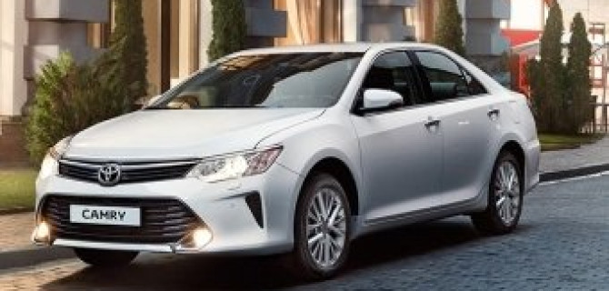 Toyota Camry ─ уносите подарки пакетами!