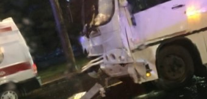 В Петербурге столкнулись троллейбус и маршрутка: пострадали четыре человека