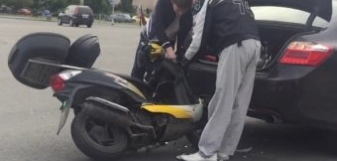 Скутерист врезался в легковую "Хонду" на Выборгском шоссе