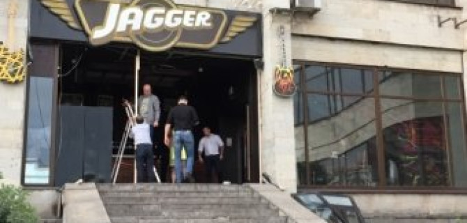 Внедорожник проломил центральный вход в рок-клуб Jagger 