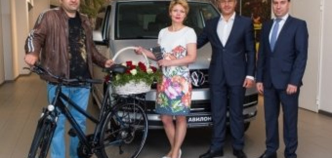 В дилерском центре Volkswagen «АВИЛОН» состоялось торжественное награждение клиента 100 000 автомобиля марки «Volkswagen Коммерческие автомобили» 