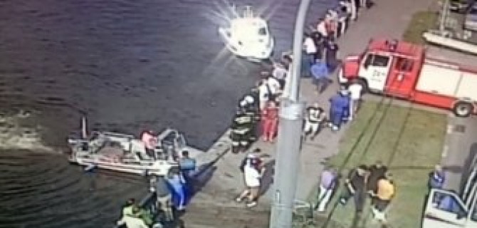 В Москве после ДТП автомобиль упал в реку