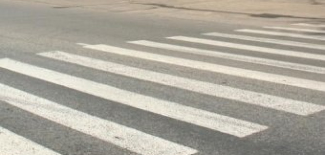 В Сосновом Бору автомобиль сбил девочку на переходе и уехал