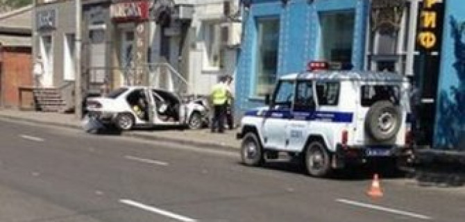 В Красноярске после ДТП машину отбросило на пешеходов