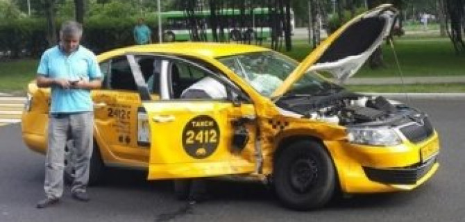 В ДТП с грузовиком и такси в Москве пострадал человек