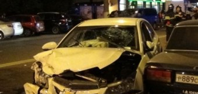 В Москве произошло лобовое столкновение двух иномарок, есть пострадавшие