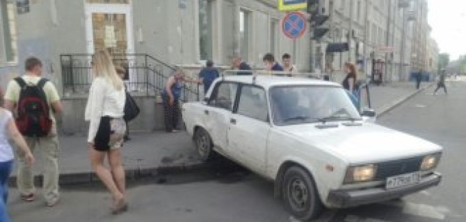 Жигули вылетели в толпу пешеходов на Лиговском проспекте