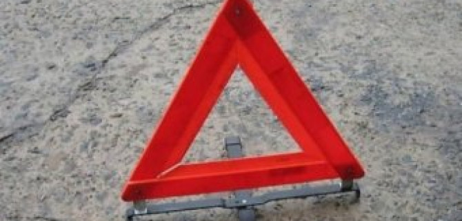 В Москве иномарка пробила забор школы