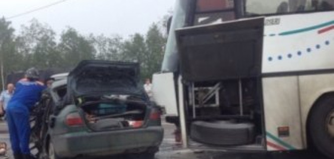 В ДТП с туристическим автобусом в Ленобласти погиб человек