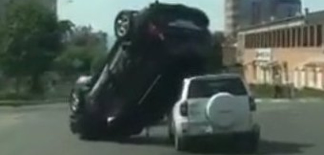 В Чите после ДТП один автомобиль оказался на крыше у другого