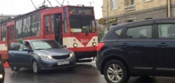 KIA CEED навалился левым бортом на трамвай на Светлановской площади.