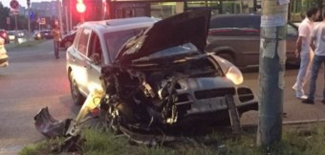 В Москве Porsche сбил пешехода на тротуаре