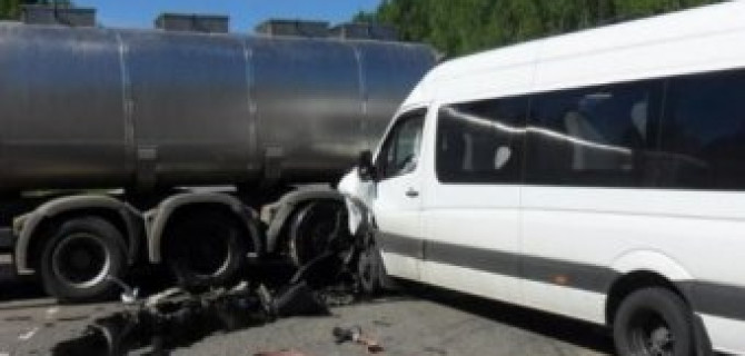 В ДТП с молоковозом под Иваново пострадали 12 человек