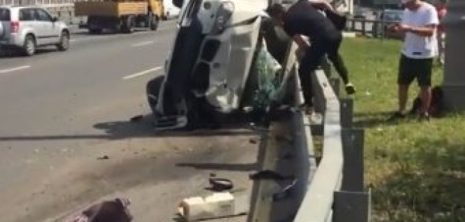 В Москве после ДТП опрокинулся BMW