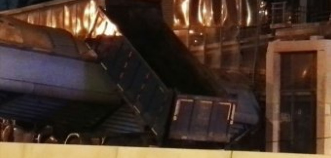 Самосвал с поднятым кузовом протаранил надземный переход в Подмосковье