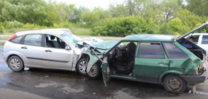 В&nbsp;Челябинске ВАЗ-2109 выехал на&nbsp;&laquo;встречку&raquo; и&nbsp;врезался в&nbsp;Ford: пострадало семь человек, в&nbsp;том числе ребенок