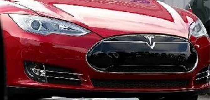 В&nbsp;США начали расследование гибели водителя Tesla: водитель и&nbsp;автопилот не&nbsp;заметили грузовой фургон