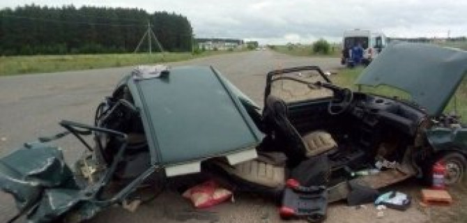 В Татарстане при столкновении с автобусом автомобиль «Ока» разорвало пополам