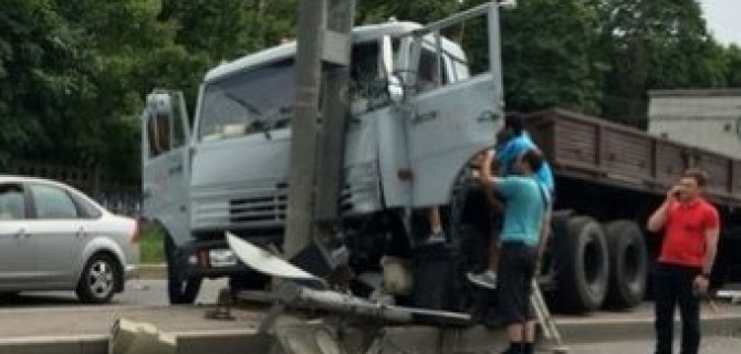 В Петербурге на Митрофаньевском шоссе  "КамАЗ" врезался в столб