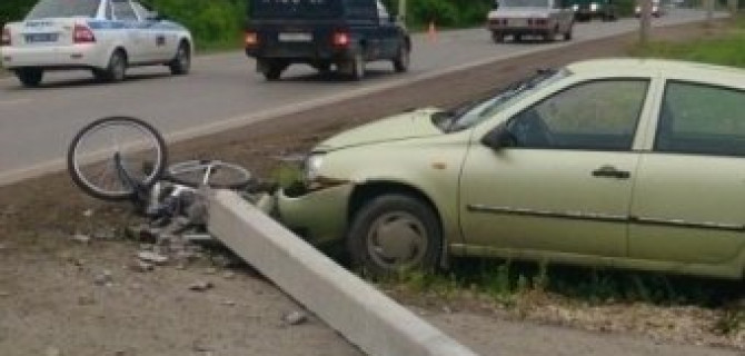 В Перми водитель въехал в велосипедистку, а затем вместе с ней сшиб столб
