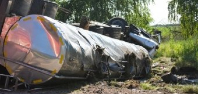 Под Воронежем молоковоз раздавил легковушку: погибли трое, в том числе двое детей