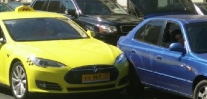 В центре Петербурга попала в аварию Tesla от "Яндекс.Такси"