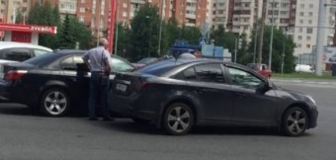 Поворот из среднего ряда налево с несоблюдением правильной  траектории привел к аварии на Выборгском шоссе 