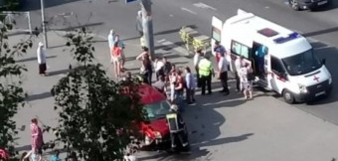 На проспекте Наставников в Петербурге машина сбила человека на тротуаре