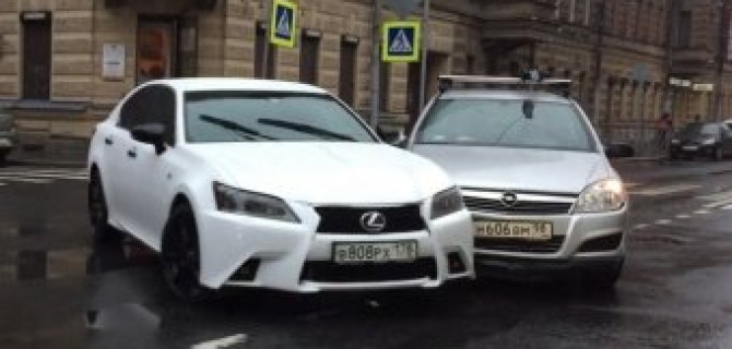 808-ой "подбил" 606-ого! Столкновение двух легковушек на улице Радищева. 