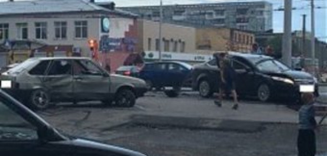 В Кемерове рядом с детской больницей столкнулись Ford и ВАЗ