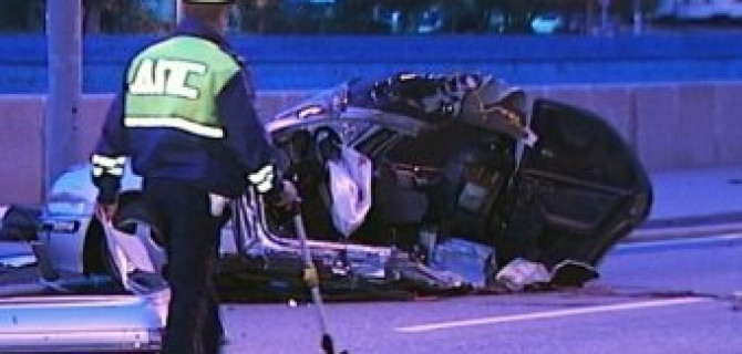 В Москве Mercedes врезался в столб: погибли три человека