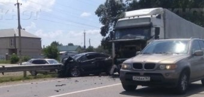 В Краснодаре водитель, которому стало плохо, спровоцировал ДТП с грузовиком