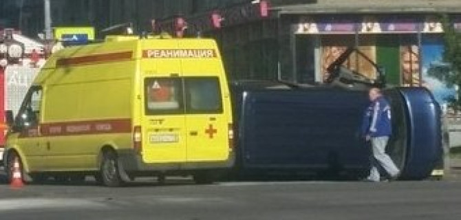 На шоссе Революции опрокинулся Volkswagen