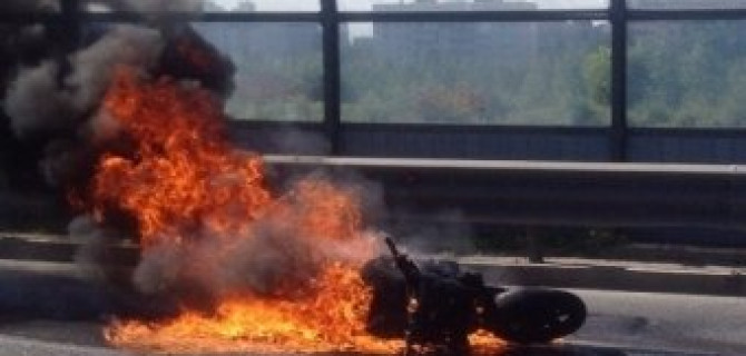 На КАД сгорел мотоцикл