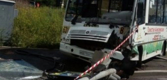В Красном Селе маршрутка врезалась в столб