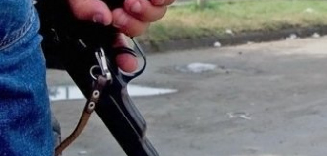 В Петербурге вооруженные грабители угнали автомобиль с водителем и пассажиркой