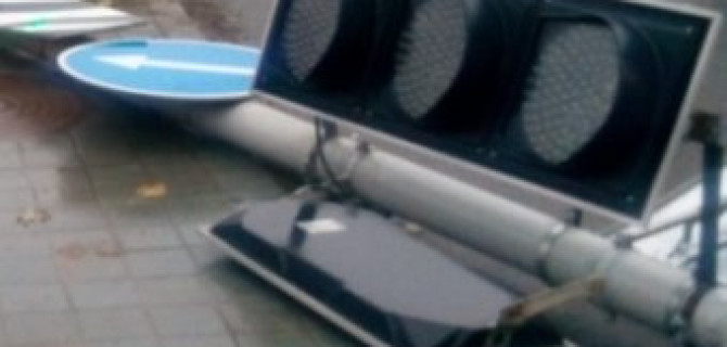 В Петербурге внедорожник опрокинул светофор на двух девочек