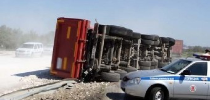 В Волгоградской области опрокинулся грузовик с щебнем: погибла девушка
