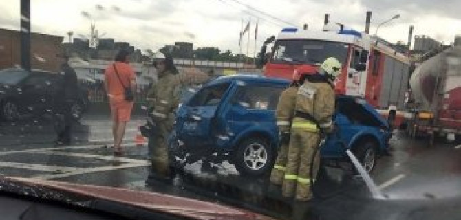 На Октябрьской набережной в Петербурге столкнулись пять машин