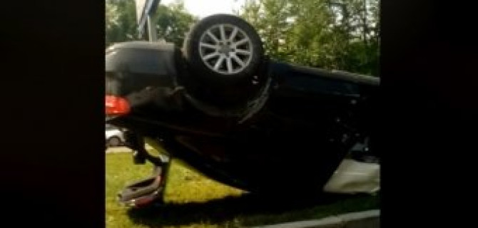 В Москве после ДТП перевернулась иномарка